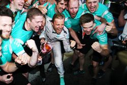 Переможець гонки Ніко Росберг, Mercedes AMG F1 святкує разом з командою