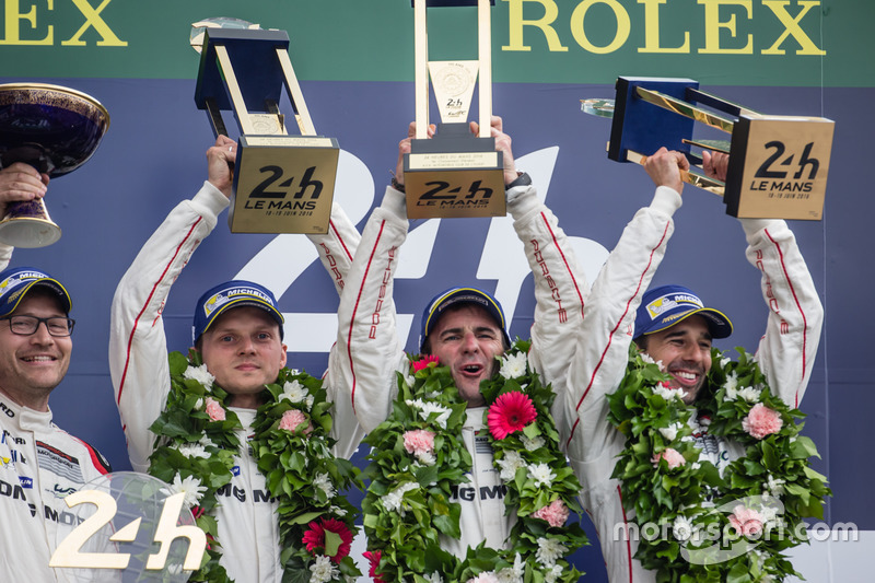 LMP1 Podio: clase y los ganadores de la general #2 Porsche Team Porsche 919 Hybrid: Romain Dumas, Neel Jani, Marc Lieb