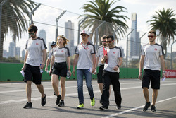 Esteban Gutiérrez, Haas F1 Team marche sur le circuit avec l'équipe