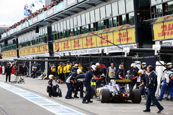 Felipe Nasr, Sauber C35 in the pits