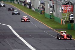 Sebastian Vettel, Ferrari SF16-H líder al inicio de la carrera