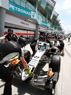 Nico Hulkenberg, Sahara Force India F1 VJM09 in the pits