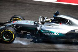 Lewis Hamilton, Mercedes AMG F1 W07 Hybrid locks up under braking