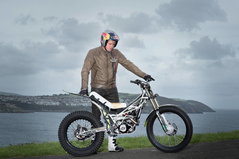 Dougie Lampkin recorre la Isla de Man sobre una rueda