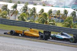 Kevin Magnussen, Renault Sport F1 Team RS16 with a broken front wing at the start of the race, and Nico Rosberg, Mercedes AMG F1 W07 Hybrid