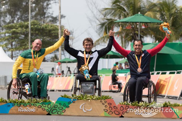 Podio: ganador medalla de oro Alex Zanardi