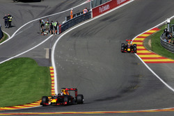 Daniel Ricciardo, Red Bull Racing RB12 precede il compagno di squadra Max Verstappen, Red Bull Racin