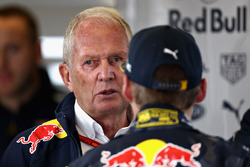 Max Verstappen, Red Bull Racing y Dr. Helmut Marko, Red Bull Racing Team Consultor