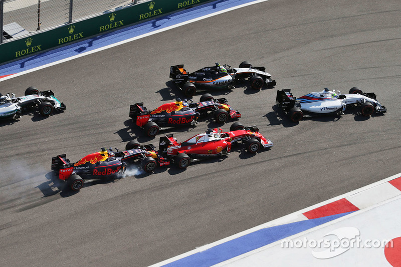 Daniil Kvyat, Red Bull Racing RB12 crashes into Sebastian Vettel, Ferrari SF16-H at the start