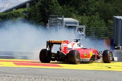 Sebastian Vettel, Ferrari SF16-H spins off the circuit in the second practice session
