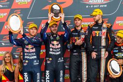 Podium: winnaars Will Davison, Jonathon Webb, Tekno Autosports Holden, tweede Shane van Gisbergen, A