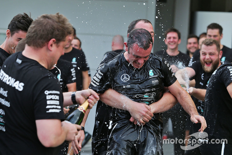 Tony Walton, Mercedes AMG F1, feiert den Konstrukteurstitel mit dem Team