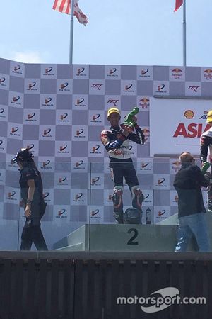 Andi Gilang merayakan finis kedua di podium