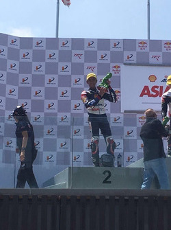 Andi Gilang merayakan finis kedua di podium