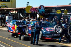 Jamie Whincup, Triple Eight Race Engineering Holden, Shane van Gisbergen, Triple Eight Race Engineering Holden, pit action
