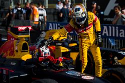 Antonio Giovinazzi, PREMA Racing picchietta Pierre Gasly, PREMA Racing sulla testa