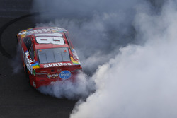 Ganador de la carrera Kyle Busch, Joe Gibbs Racing Toyota