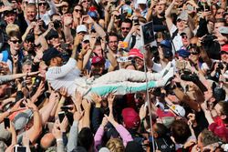 Race winner Lewis Hamilton, Mercedes AMG F1 celebrates with the fans