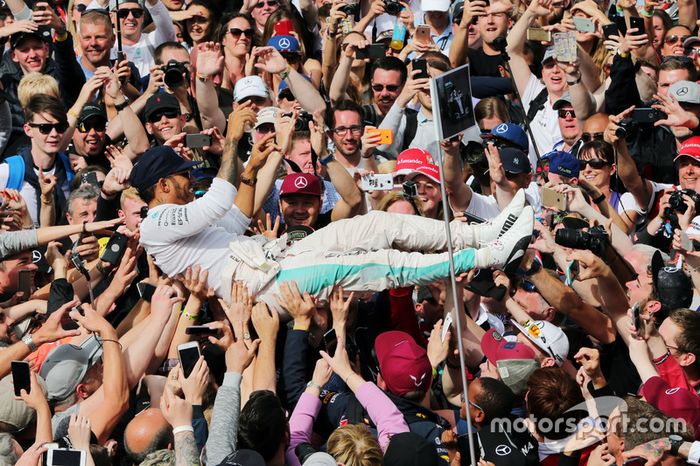 Ganador de la carrera Lewis Hamilton, Mercedes AMG F1 celebra con los fans