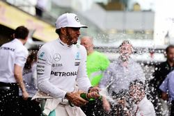 Ganador de la carrera Lewis Hamilton, Mercedes AMG F1 celebra con el equipo