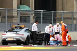 Charlie Whiting, delegado FIA y Herbie Blash, delegado FIA, inspeccionan el circuito después de que