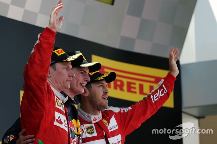 Podio: Kimi Raikkonen Ferrari, segundo lugar; Max Verstappen, Red Bull Racing, ganador de la carrera; Sebastian Vettel, Ferrari, tercer lugar