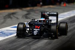 Fernando Alonso, McLaren MP4-31 dans la ligne des stands