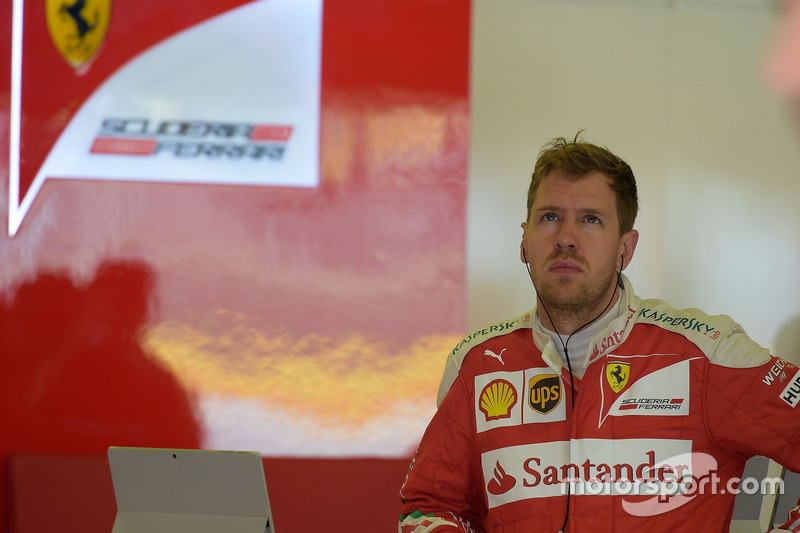 Como se vê pela expressão de Sebastian Vettel, a Ferrari não está muito satisfeita com o resultado da classificação. Kimi Räikkönen foi o quinto e o alemão ficou em sexto.