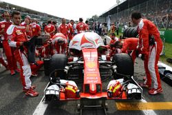 Sebastian Vettel, Ferrari SF16-H en la parrilla