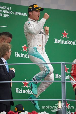 Race winner Nico Rosberg, Mercedes AMG F1 celebrates on the podium