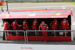 Maurizio Arrivabene, team principal Ferrari sur le muret des stands