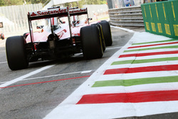 Kimi Raikkonen, Ferrari SF16-H behind team mate Sebastian Vettel, Ferrari SF16-H