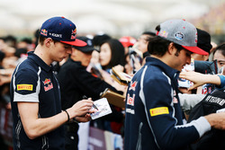 Max Verstappen, Scuderia Toro Rosso en Carlos Sainz Jr., Scuderia Toro Rosso sigeren handtekeningen
