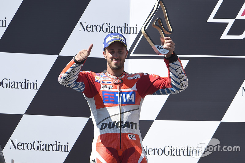 Um frustrado Dovizioso completou a dobradinha da Ducati.
