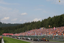 Nico Hulkenberg, Sahara Force India F1 VJM09 and Daniel Ricciardo, Red Bull Racing RB12 battle for position at the start of the race