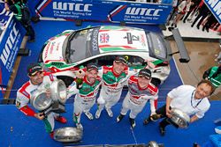 Podium: race winner Rob Huff, Honda Racing Team JAS, Honda Civic WTCC, second place Norbert Michelis