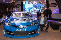Daniel Suárez piloto de Nascar y el coche de NASCAR Peak México Series