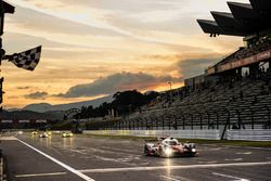 LMP1 Ganadores #6 Toyota Racing Toyota TS050 Hybrid: Stéphane Sarrazin, Mike Conway, Kamui Kobayashi