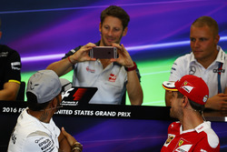 Romain Grosjean, Haas F1 Team is photographs Lewis Hamilton, Mercedes AMG F1 in the FIA Press Confer