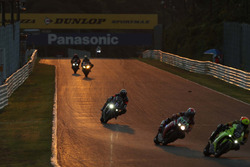 夕暮れの130Rを行くYAMAHA FACTORY RACING TEAM