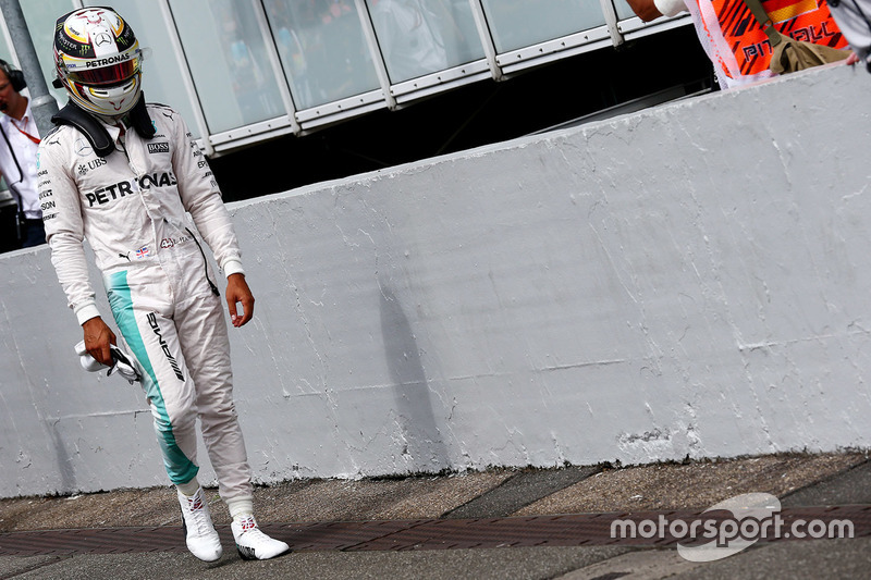 ... Lewis Hamilton, que não conseguiu melhorar o suficiente na segunda tentativa e larga logo atrás do companheiro de equipe.