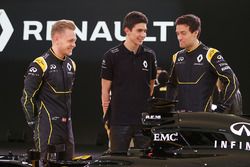 (L to R): Kevin Magnussen, Renault F1 Team with Jolyon Palmer, Renault F1 Team