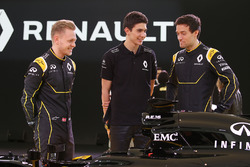 (L nach R): Kevin Magnussen, Renault F1 Team mit Jolyon Palmer, Renault F1 Team