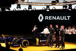 (Da sx verso dx): Carlos Ghosn, Presidente Renault con Jolyon Palmer, Renault F1 Team; Esteban Ocon,