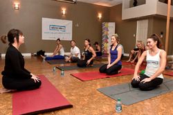 Danica Patrick, Stewart-Haas Racing tijdens een yoga-evenement