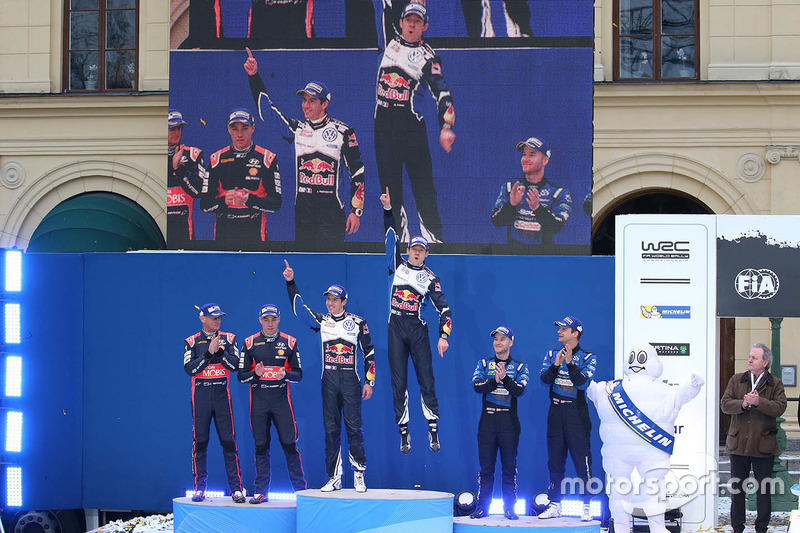 Podio: Ganador Sébastien Ogier, Julien Ingrassia, Volkswagen Motorsport, segundo lugar Hayden Paddon, John Kennard, Hyundai Motorsport, y el tercer lugare Mads Ostberg, Ola Floene, M-Sport Ford