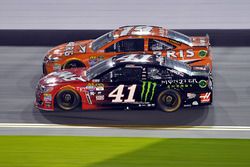 Kurt Busch, Stewart-Haas Racing Chevrolet; Carl Edwards, Joe Gibbs Racing Toyota