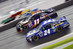 Denny Hamlin, Joe Gibbs Racing Toyota, Chase Elliott, Hendrick Motorsports Chevrolet