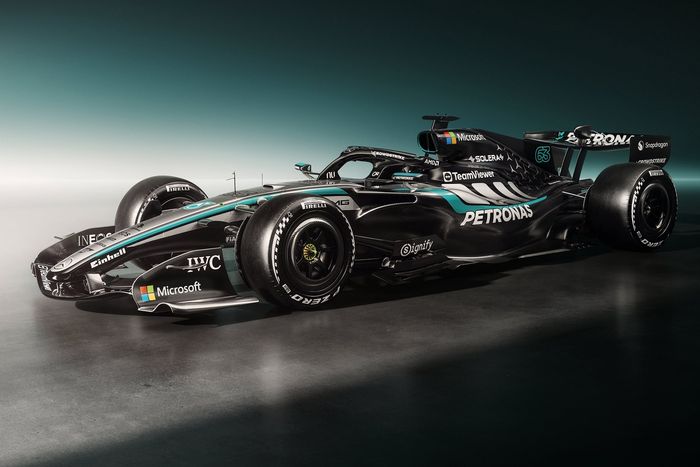 Mercedes W17 con los colores del equipo