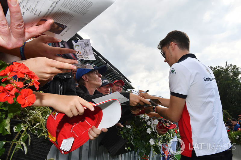 Charles Leclerc, Sauber signe des autographes pour les fans